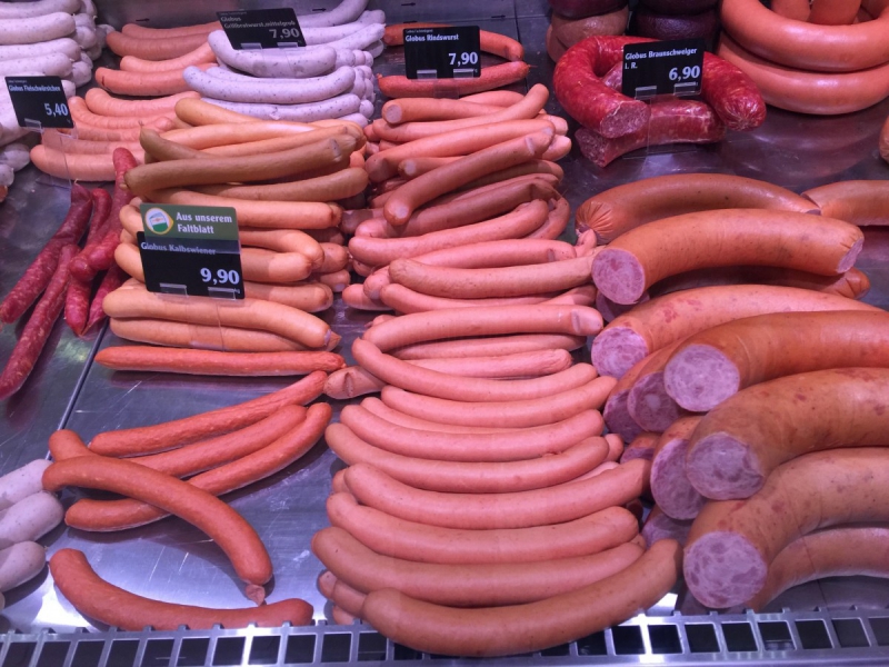 charcuterie-MOUGINS-min_sausages_meat_butchery-1069321